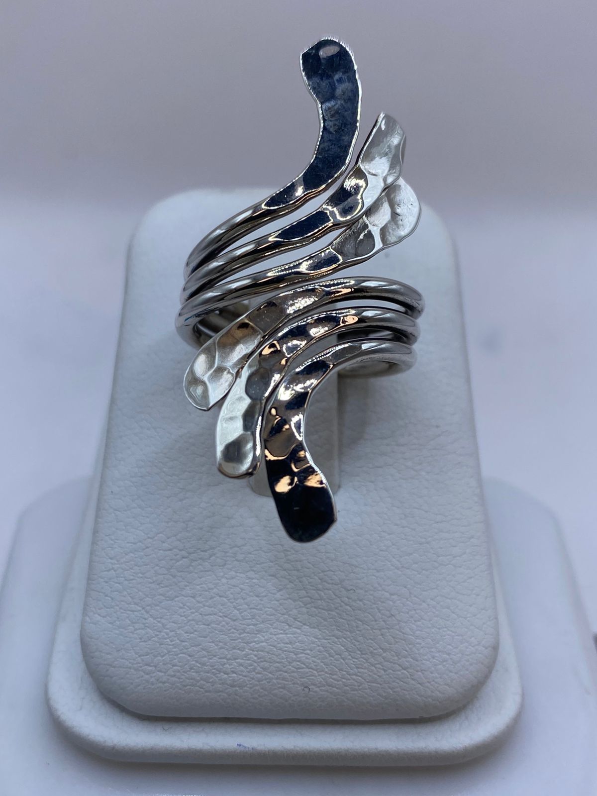 Anillo Escultural Orgánico Texturizado en Plata .925, vista frontal