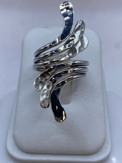 Anillo Escultural Orgánico Texturizado en Plata .925, vista lateral