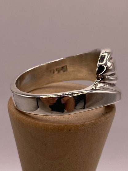 Anillo Escultural de Plata Ley .925, sello de autenticidad Plata Ley .925