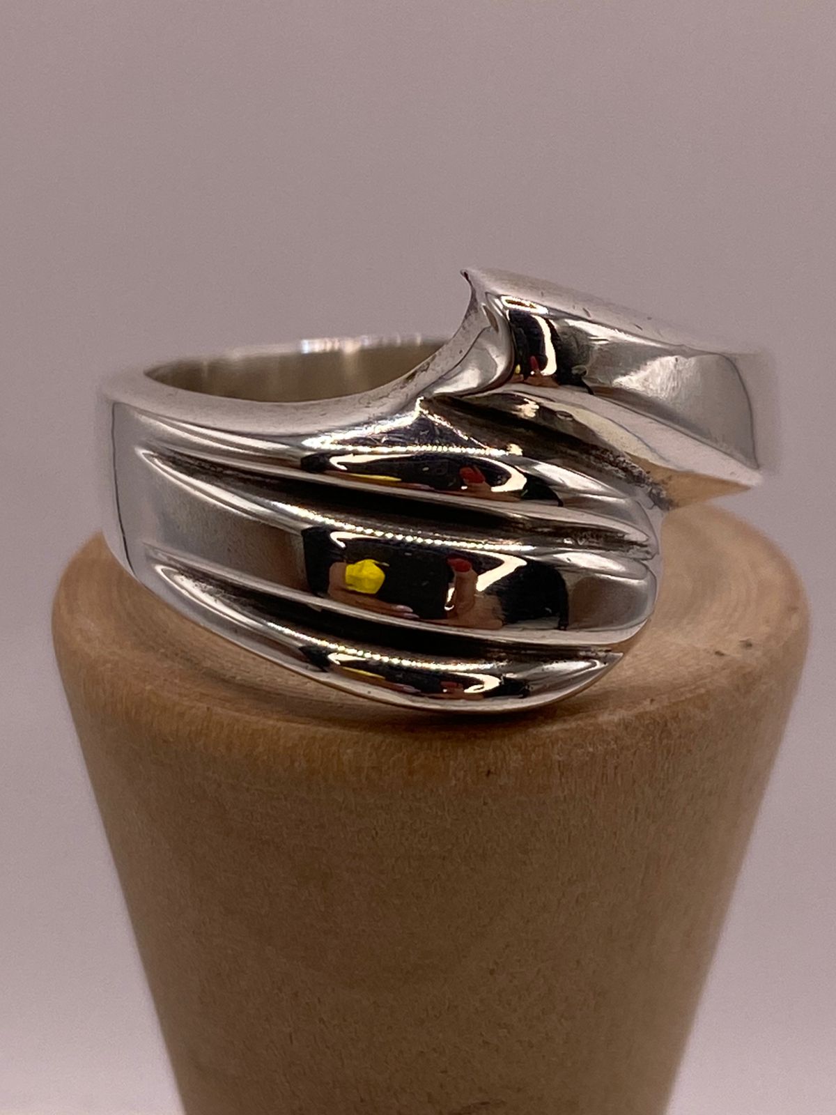 Anillo Escultural de Plata Ley .925, vista de detalle