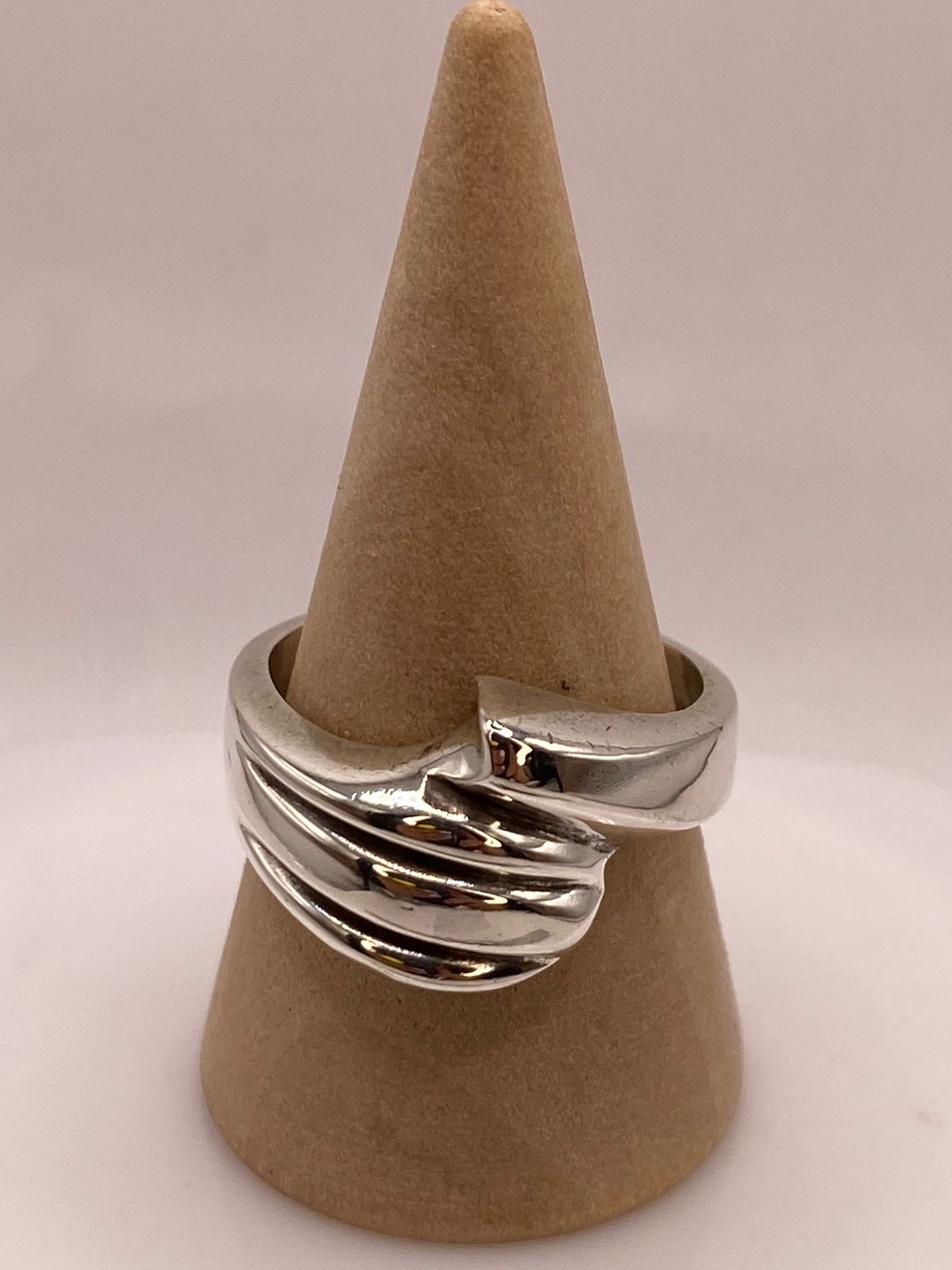 Anillo Escultural de Plata Ley .925, vista lateral