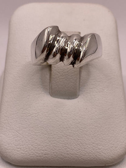 Anillo Escultural de Plata Ley .925 con Diseño Ondulado en báscula mostrando peso