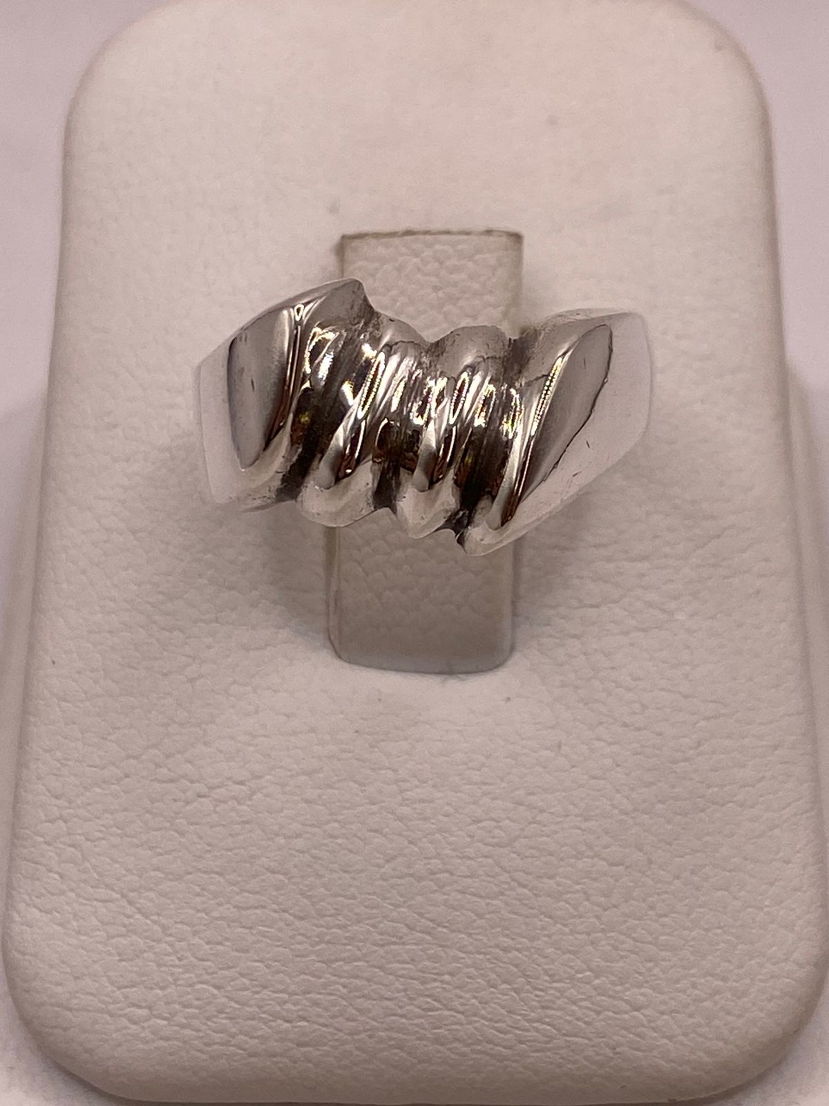 Anillo Escultural de Plata Ley .925 con Diseño Ondulado, vista frontal