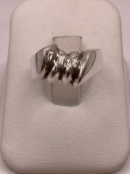 Anillo Escultural de Plata Ley .925 con Diseño Ondulado, vista frontal