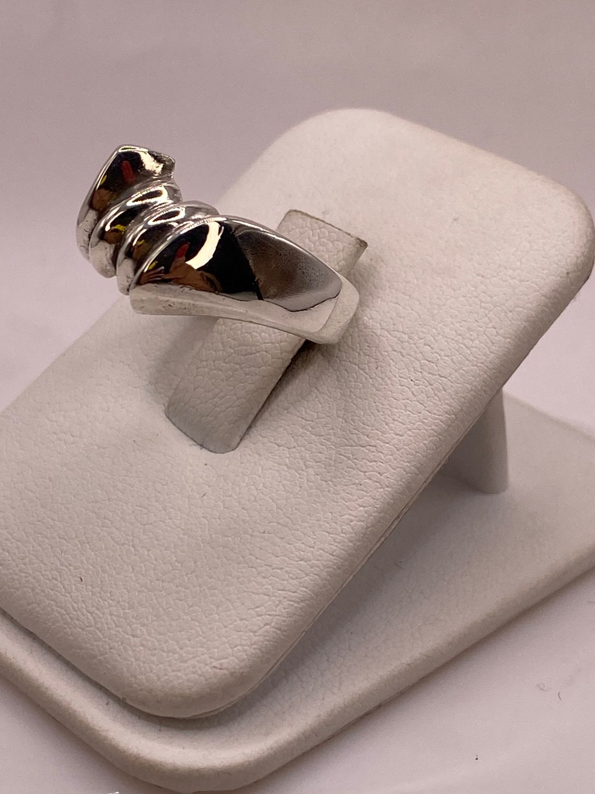 Anillo Escultural de Plata Ley .925 con Diseño Ondulado, vista lateral