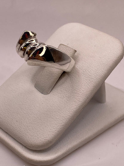 Anillo Escultural de Plata Ley .925 con Diseño Ondulado, vista lateral