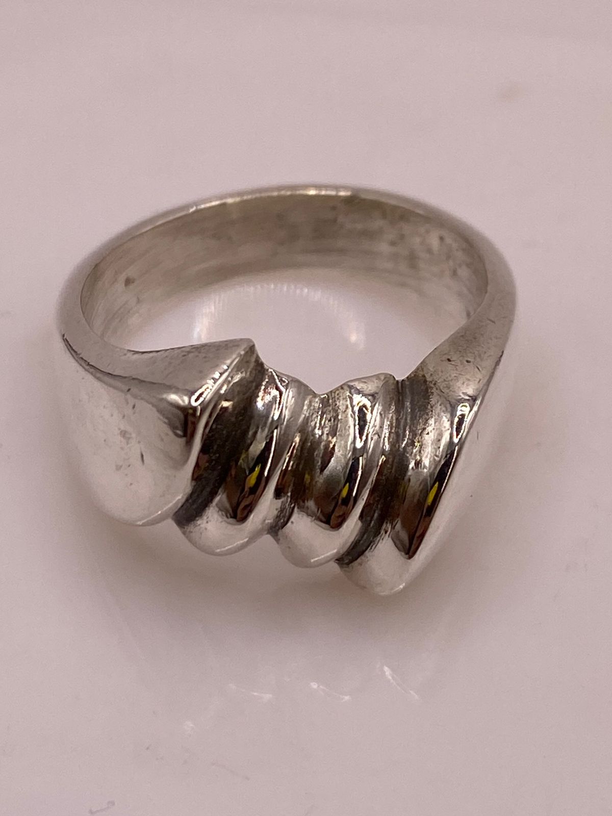 Anillo Escultural de Plata Ley .925 con Diseño Ondulado, vista superior