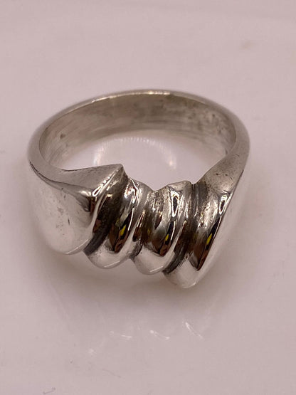Anillo Escultural de Plata Ley .925 con Diseño Ondulado, vista superior