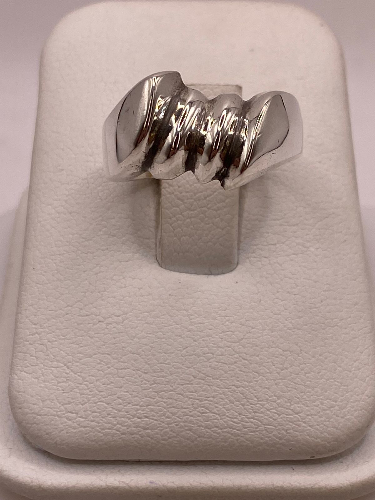 Anillo Escultural de Plata Ley .925 con Diseño Ondulado, vista de detalle