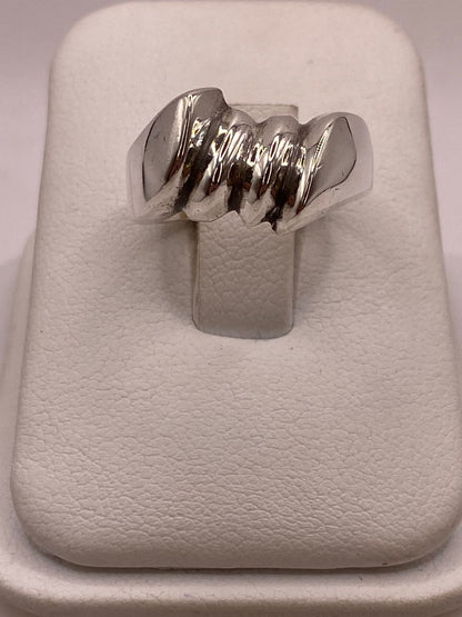 Anillo Escultural de Plata Ley .925 con Diseño Ondulado, vista de detalle