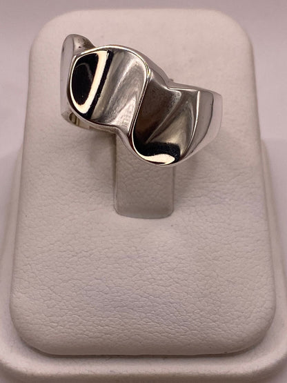 Anillo Escultural de Plata Ley .925 con Formas Ovaladas, vista frontal
