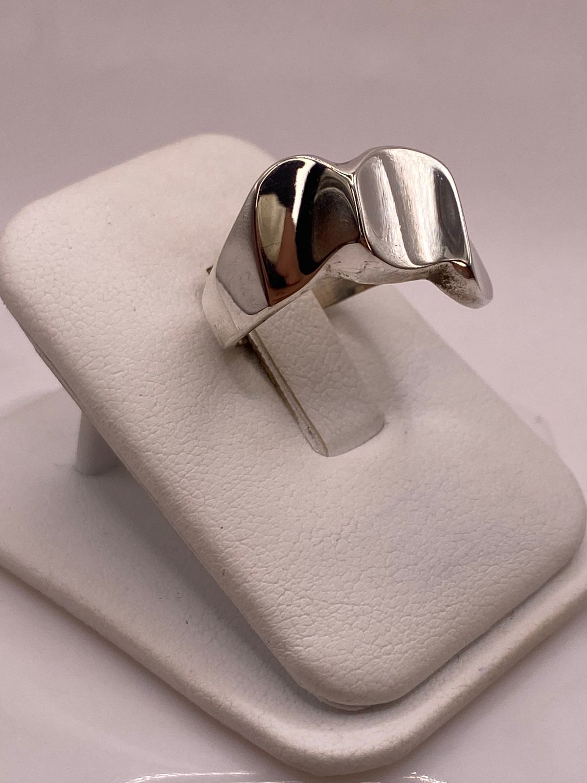 Anillo Escultural de Plata Ley .925 con Formas Ovaladas, vista lateral