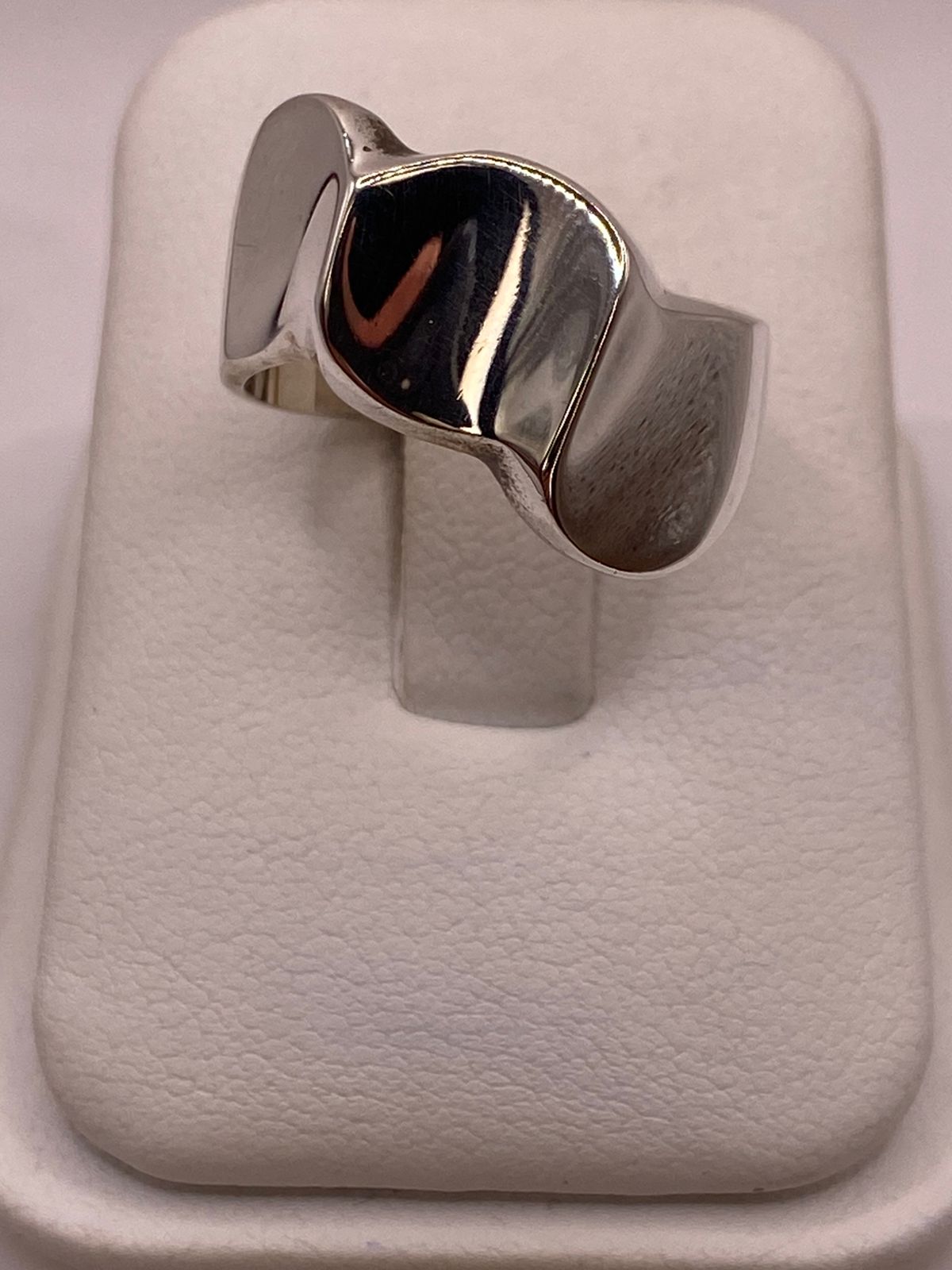 Anillo Escultural de Plata Ley .925 con Formas Ovaladas — ángulo diagonal
