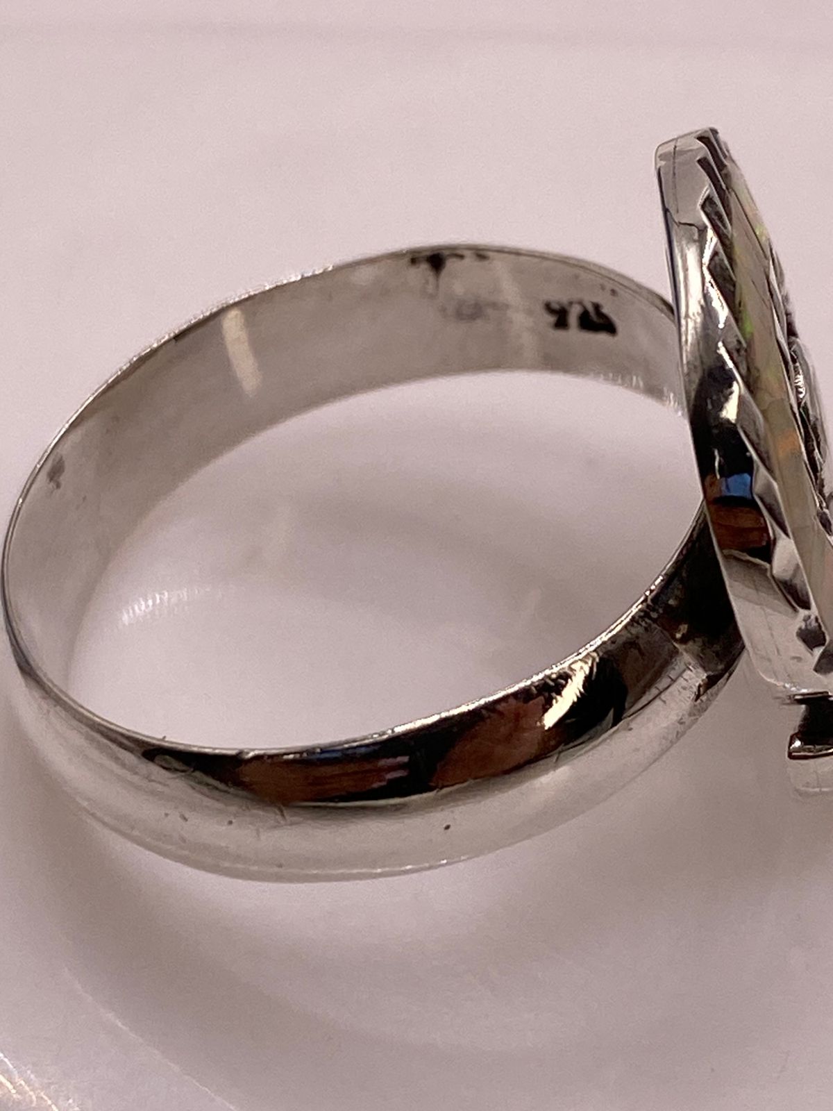 Anillo Espiral con Ópalo de Fuego en Plata Ley 925, sello de autenticidad Plata Ley .925