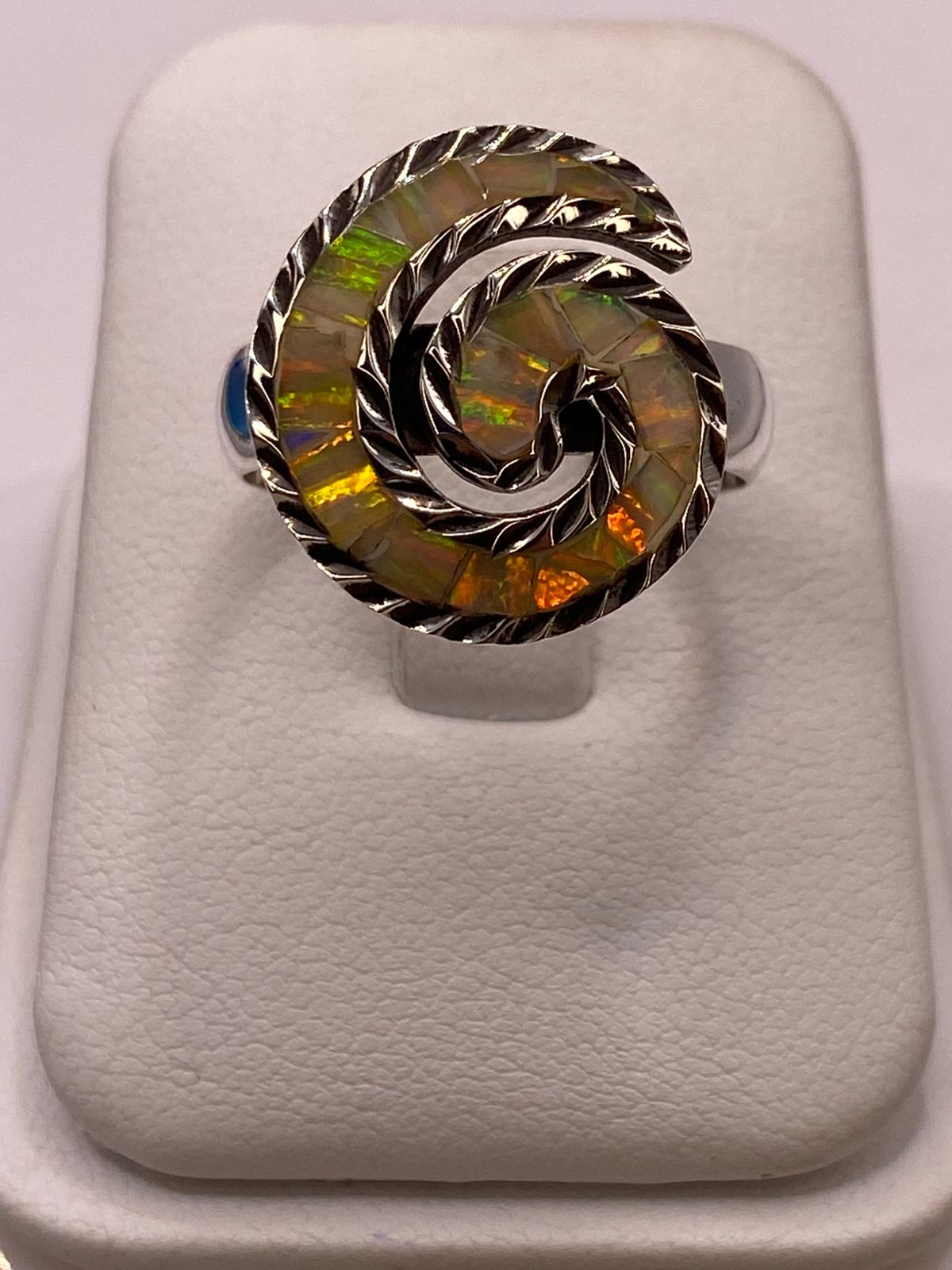 Anillo Espiral con Ópalo de Fuego en Plata Ley 925, vista lateral