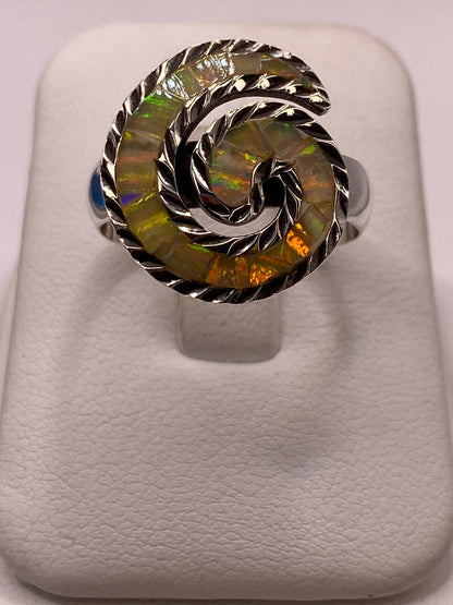 Anillo Espiral con Ópalo de Fuego en Plata Ley 925, vista de detalle