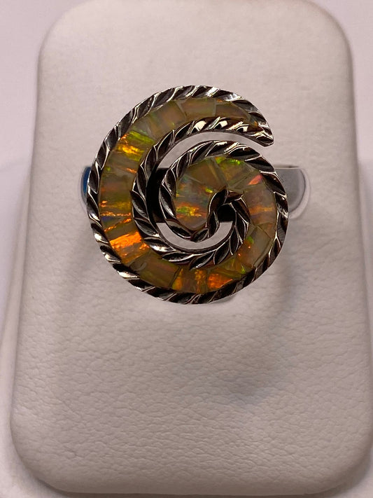 Anillo Espiral con Ópalo de Fuego en Plata Ley 925 en báscula mostrando peso