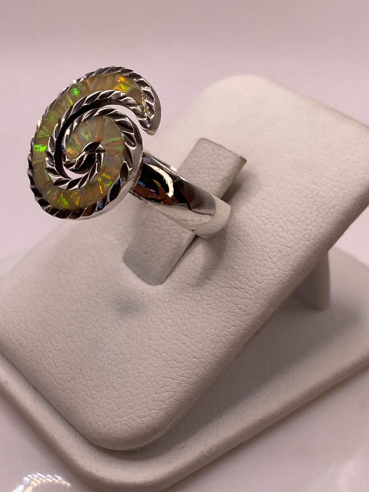 Anillo Espiral con Ópalo de Fuego en Plata Ley 925, vista frontal
