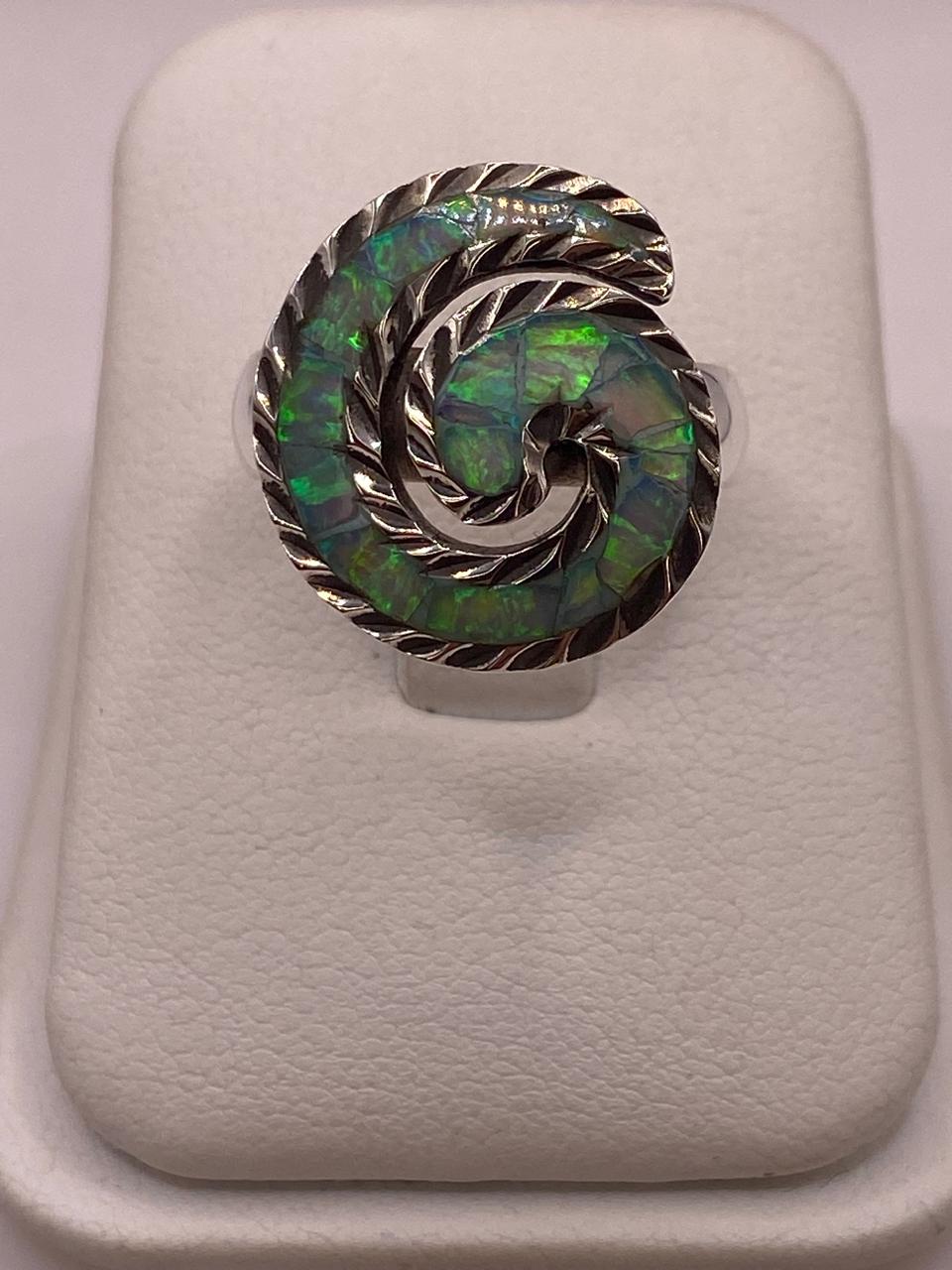 Anillo en Espiral con Ópalo de Fuego Tornasol en Plata .950 en báscula mostrando peso
