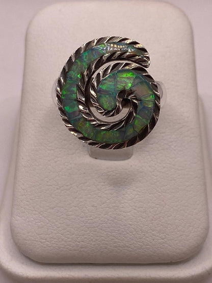 Anillo en Espiral con Ópalo de Fuego Tornasol en Plata .950 en báscula mostrando peso