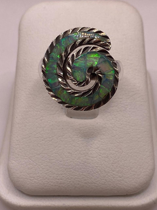 Anillo en Espiral con Ópalo de Fuego Tornasol en Plata .950 en báscula mostrando peso