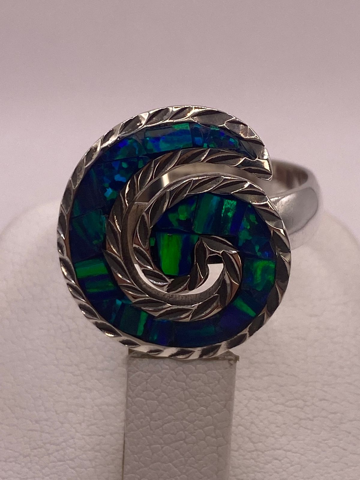 Anillo Espiral de Plata 925 con Ópalo de Fuego, vista de detalle