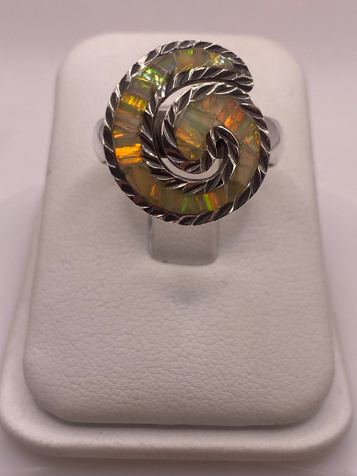 Anillo Espiral de Plata 950 con Ópalo de Fuego, vista lateral