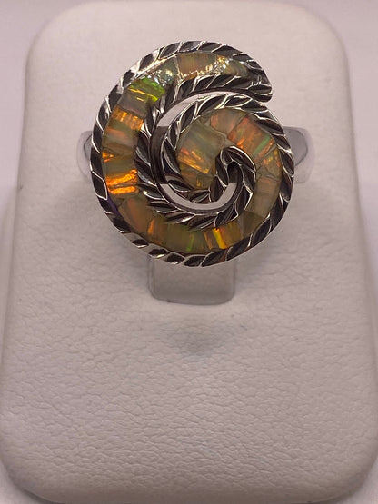 Anillo Espiral de Plata 950 con Ópalo de Fuego, vista de detalle