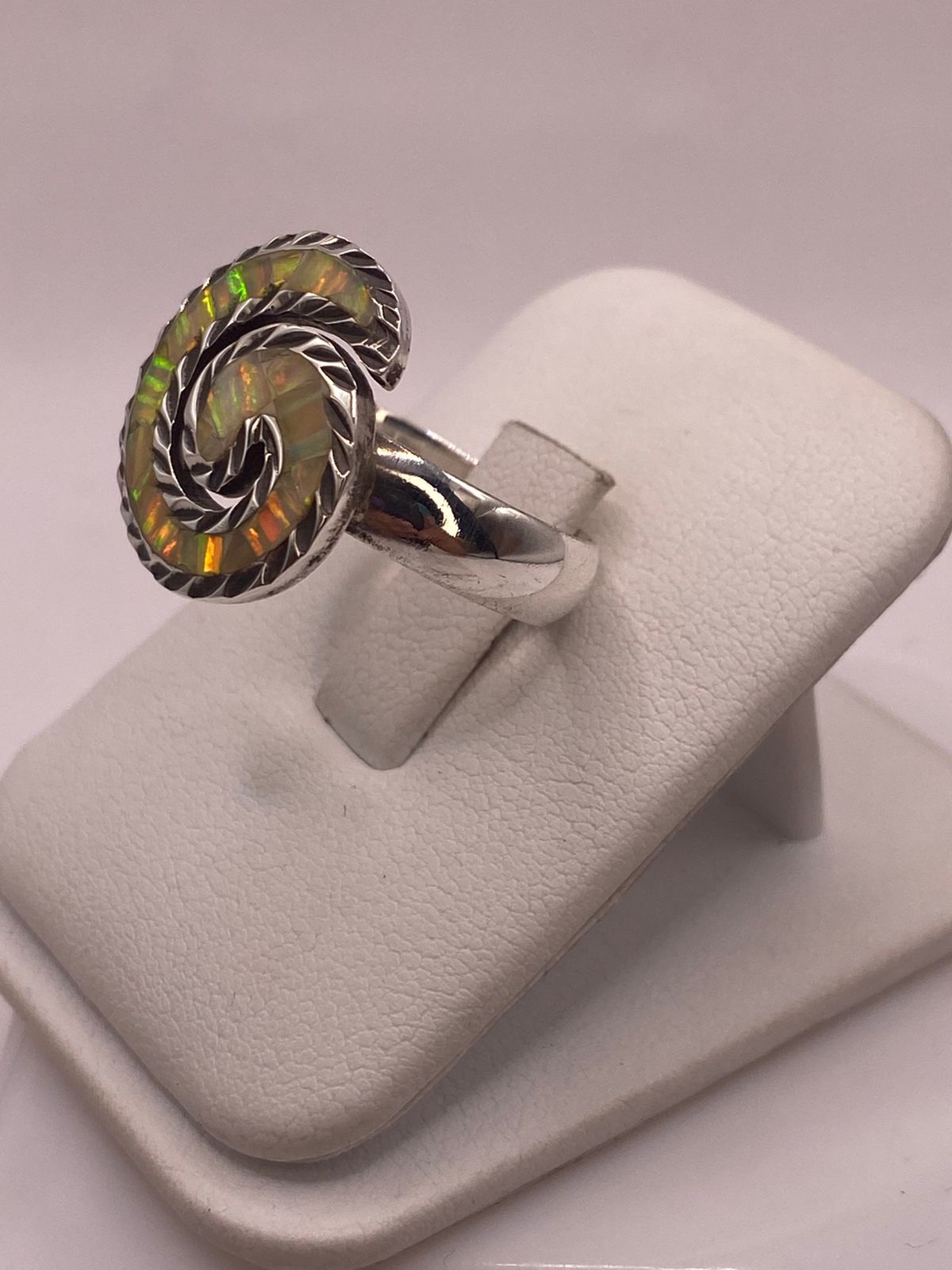 Anillo Espiral de Plata 950 con Ópalo de Fuego, vista frontal