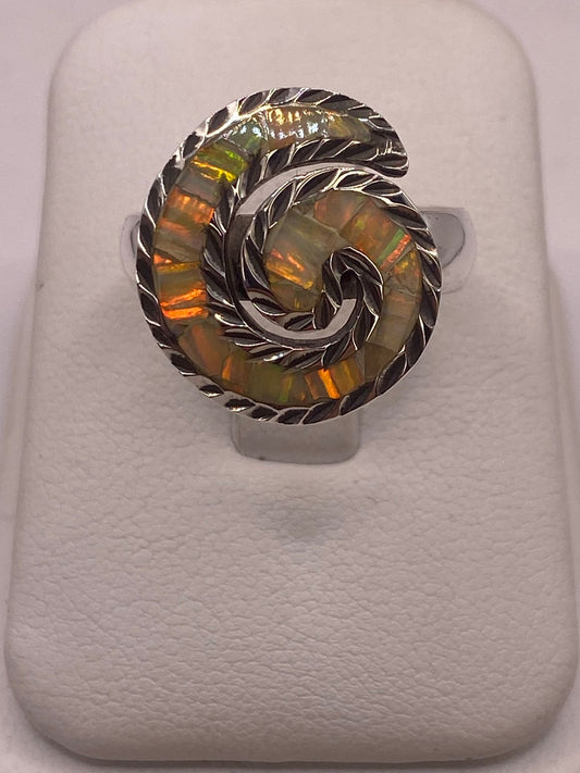 Anillo Espiral de Plata 950 con Ópalo de Fuego en báscula mostrando peso