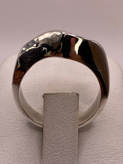 Anillo Estructural Martillado de Plata Ley .925, vista de detalle
