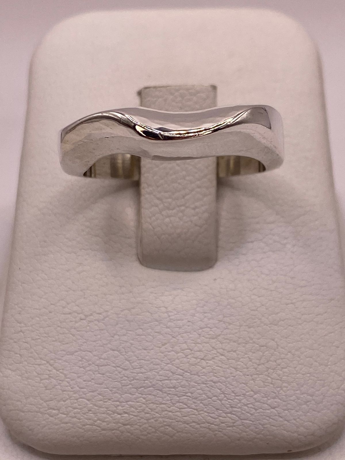 Anillo Estructural Martillado de Plata Ley .925 — ángulo diagonal