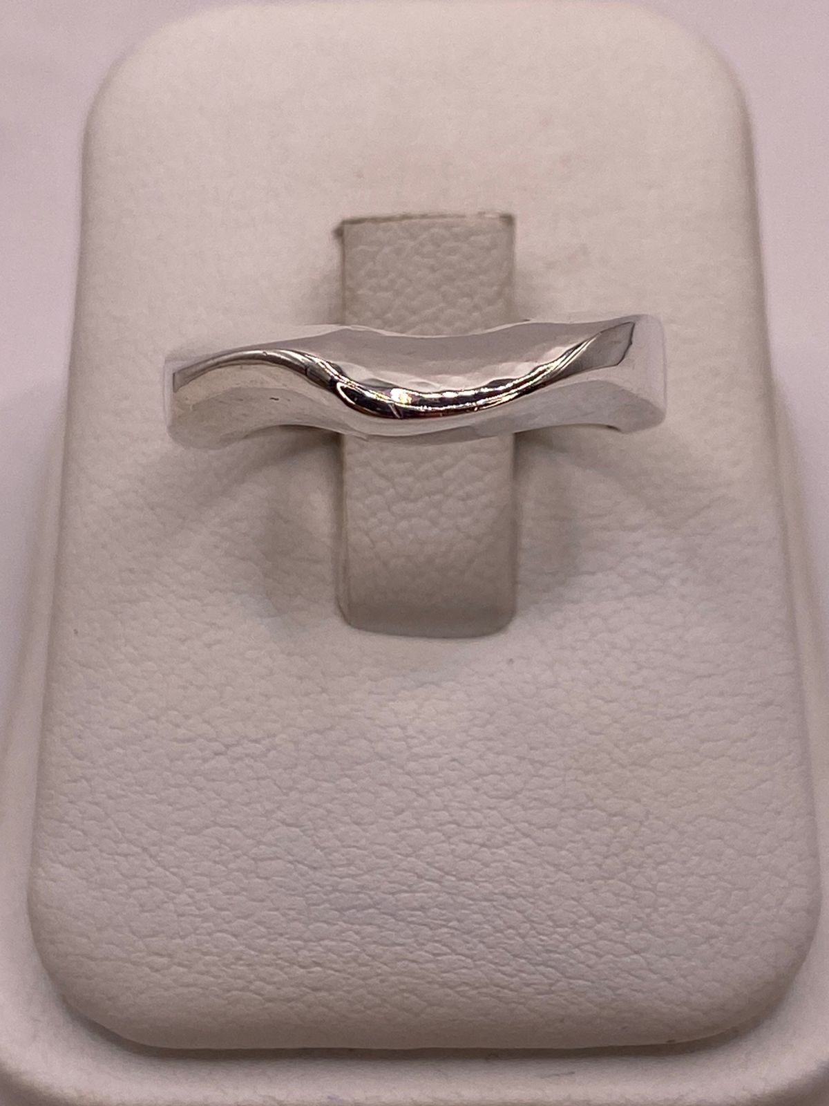 Anillo Estructural Martillado de Plata Ley .925, vista lateral