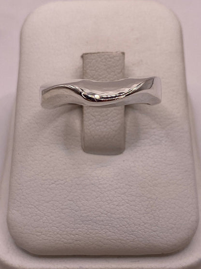 Anillo Estructural Martillado de Plata Ley .925, vista lateral