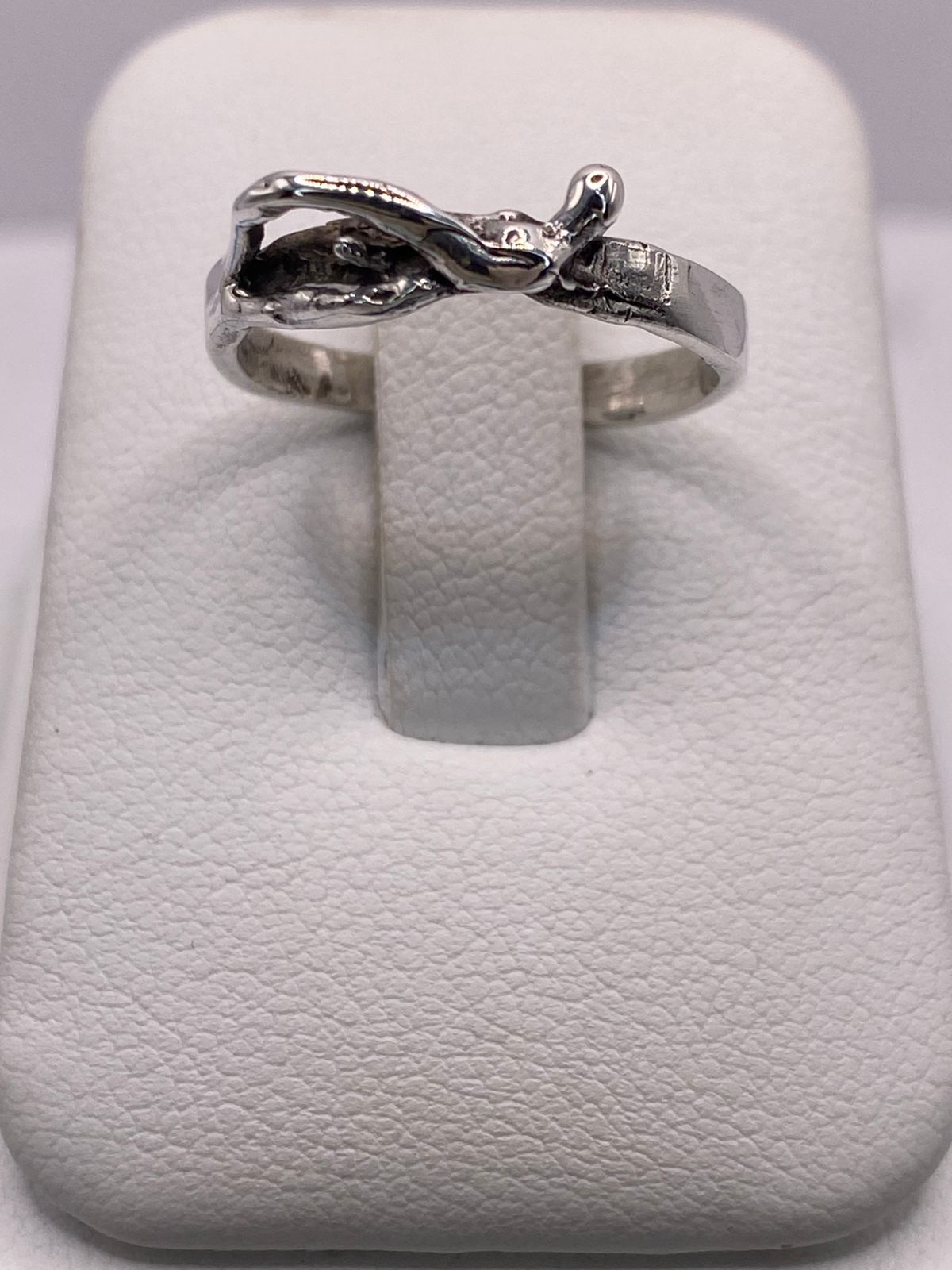 Anillo Figura Asimétrica en Plata .925, vista frontal