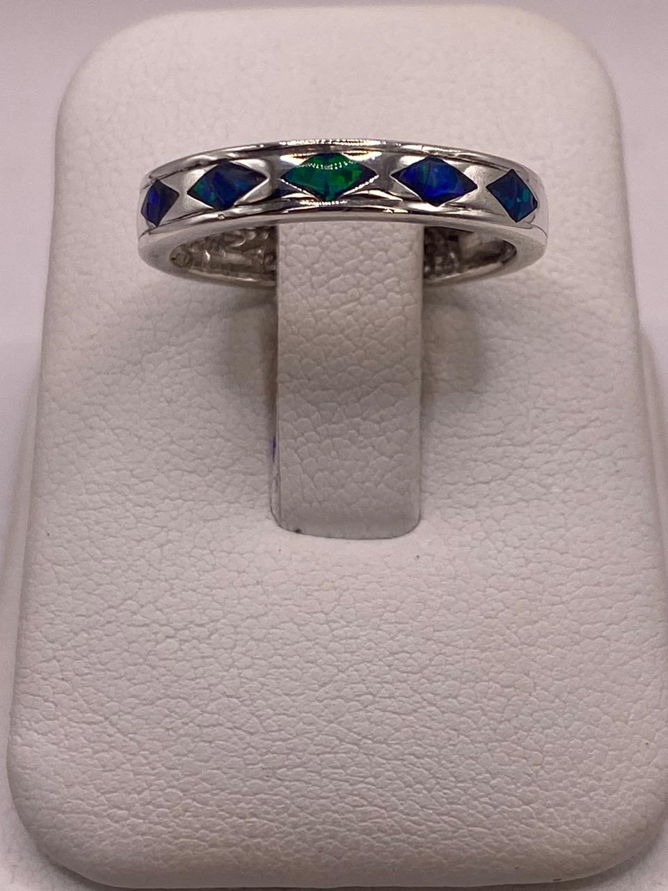 Anillo con Figuras de Rombo Plata 950 con Ópalo de Fuego en báscula mostrando peso