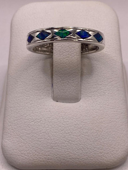 Anillo con Figuras de Rombo Plata 950 con Ópalo de Fuego en báscula mostrando peso