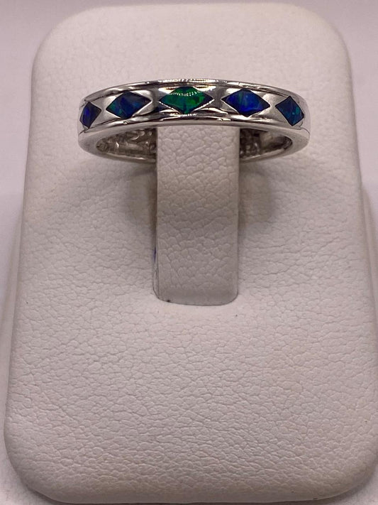 Anillo con Figuras de Rombo Plata 950 con Ópalo de Fuego en báscula mostrando peso