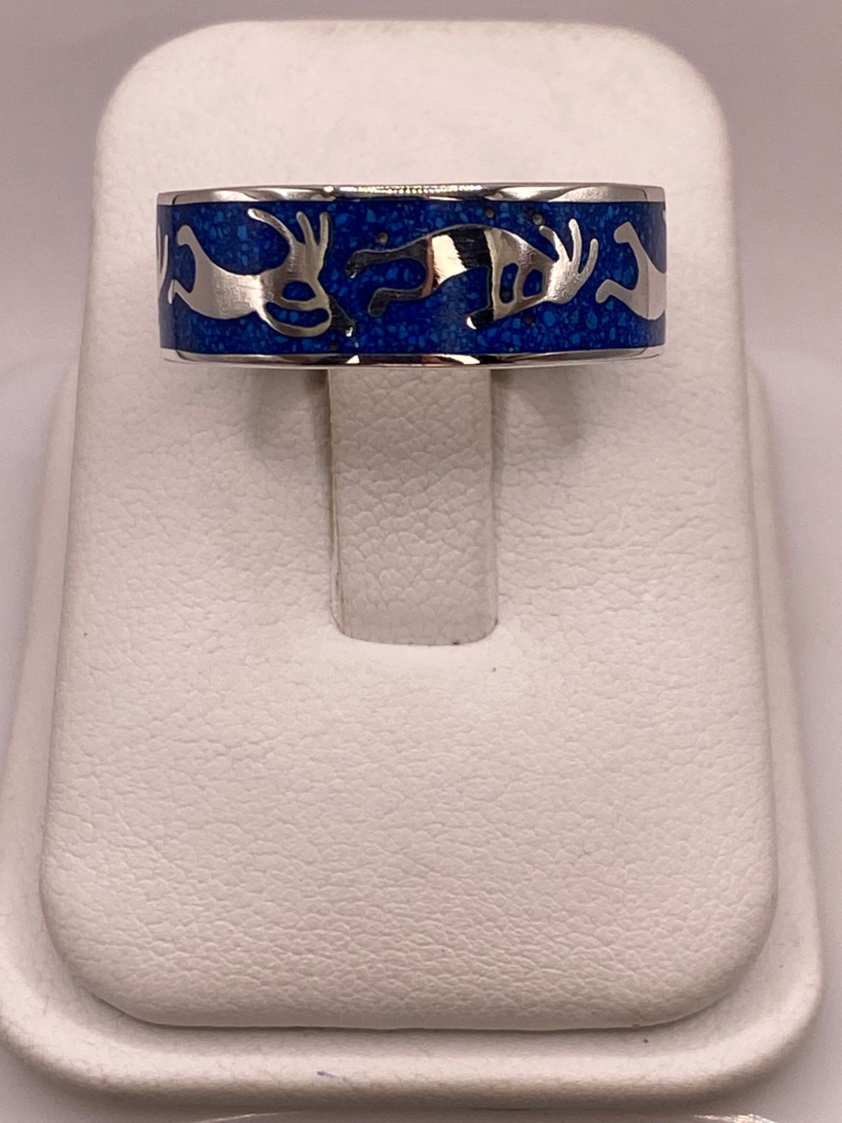 Anillo Figuras Zoomorfas con Piedra Azul Incrustada de Plata .925 — ángulo diagonal