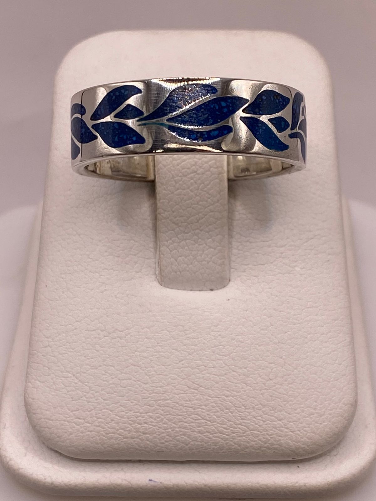 Anillo Floral Azul de Plata .925 con Incrustaciones, vista lateral