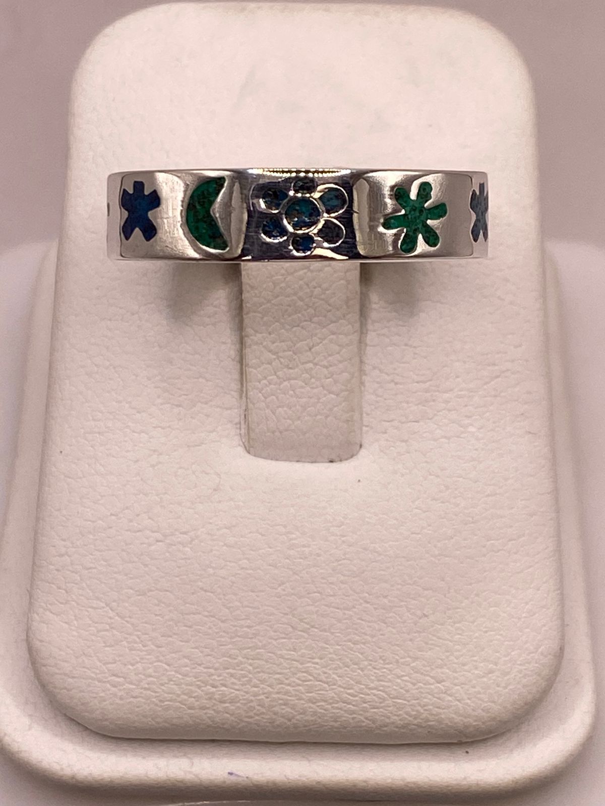 Anillo Floral y Lunar de Plata .925 con Incrustaciones, vista lateral