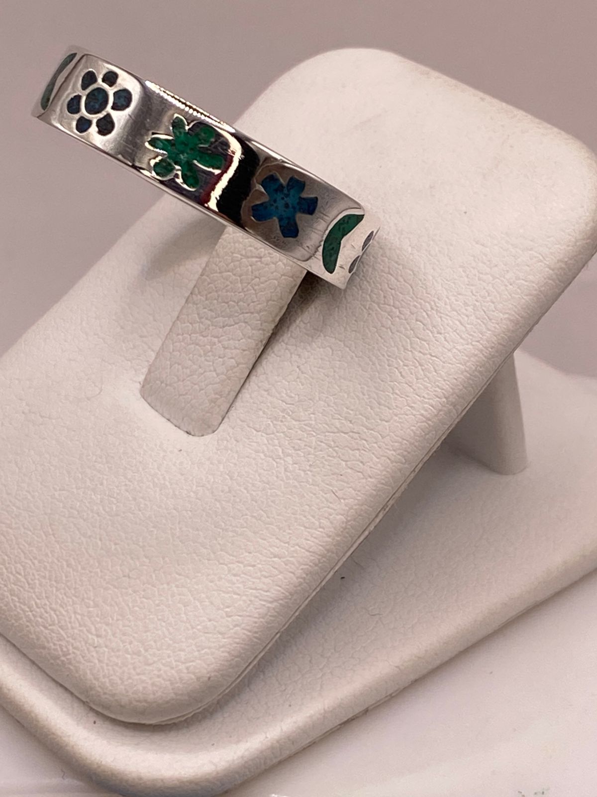 Anillo Floral y Lunar de Plata .925 con Incrustaciones, vista de detalle