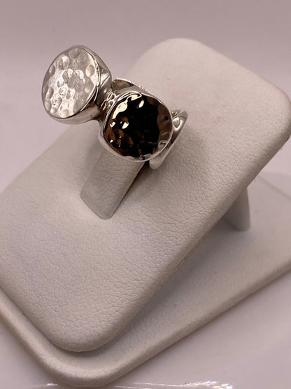 Anillo en Forma de Círculos Martillados de Plata Ley .925, vista de detalle