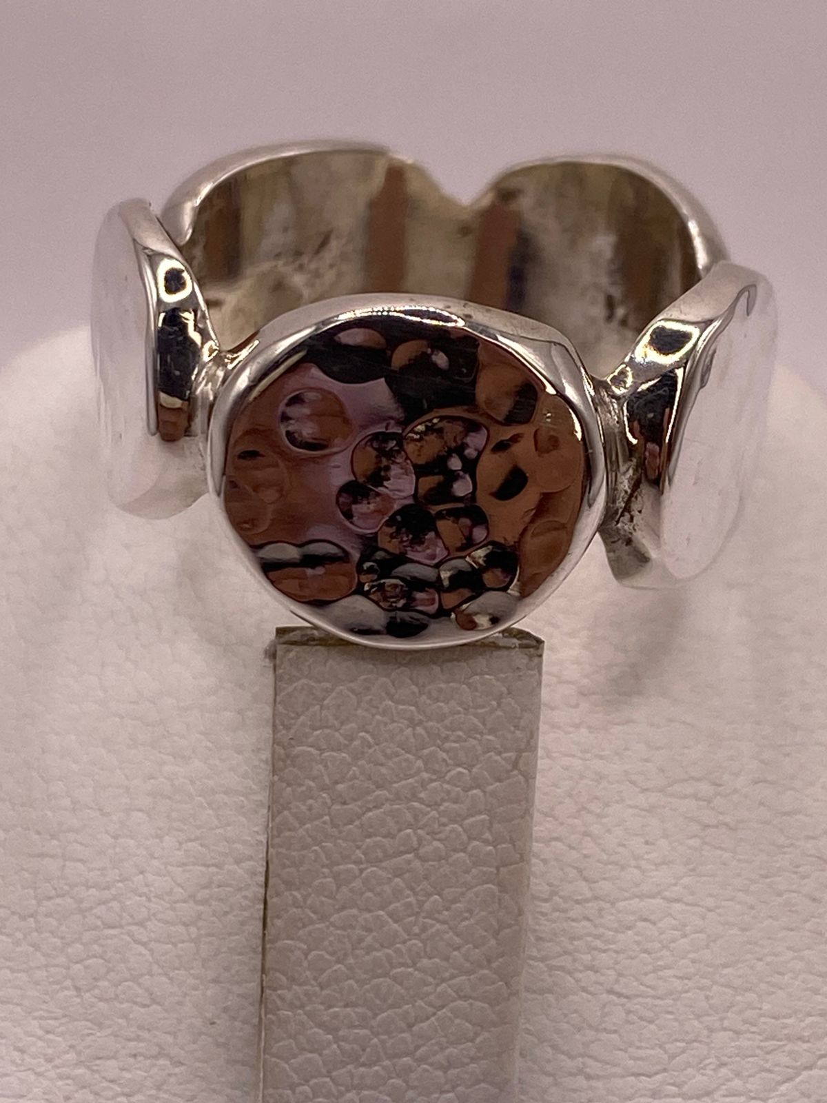 Anillo en Forma de Círculos Martillados de Plata Ley .925, vista lateral