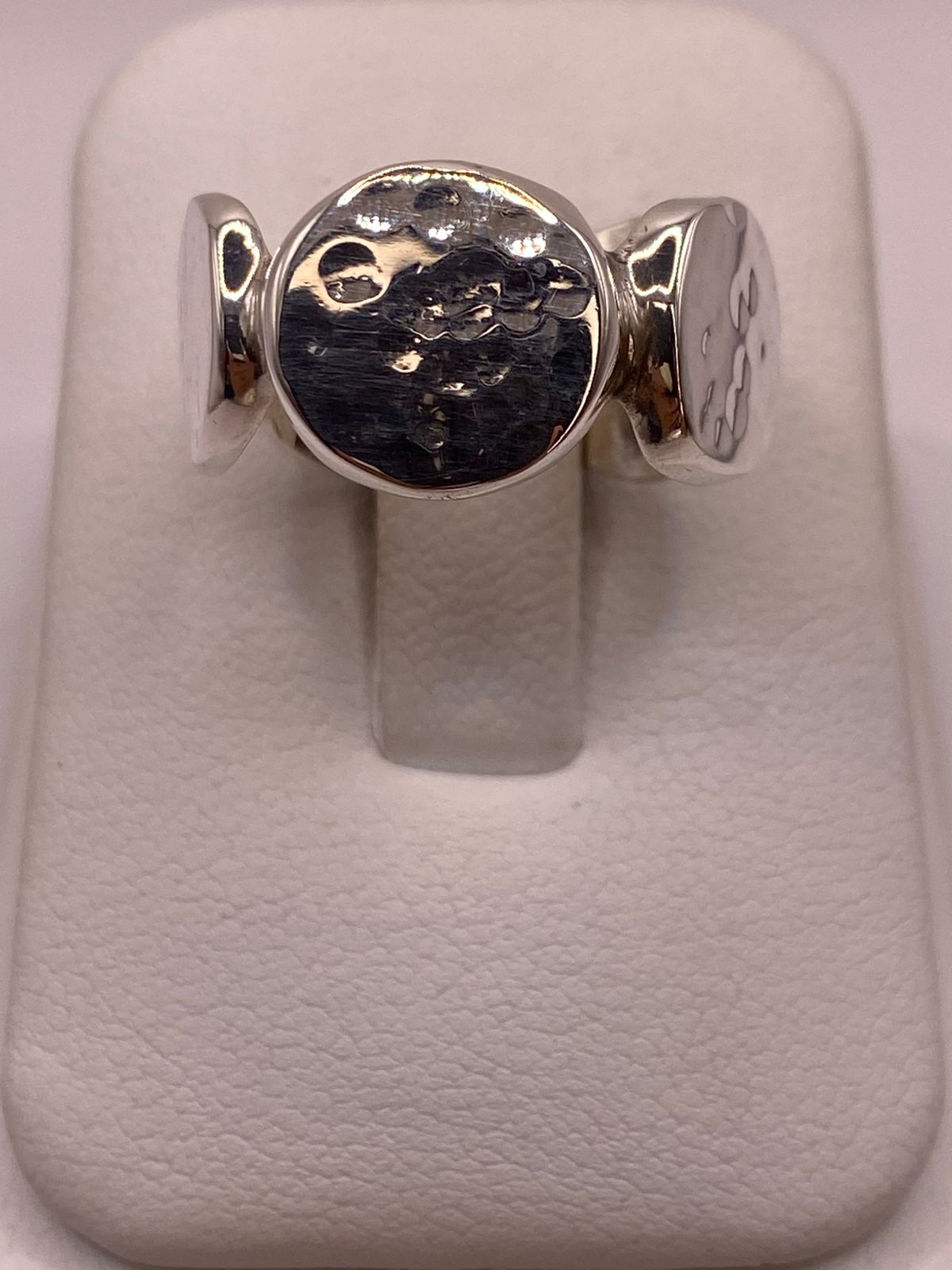 Anillo en Forma de Círculos Martillados de Plata Ley .925, vista frontal