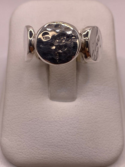 Anillo en Forma de Círculos Martillados de Plata Ley .925, vista frontal