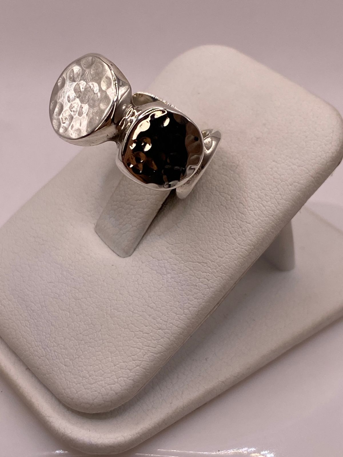 Anillo en Forma de Círculos Martillados de Plata Ley .925, vista lateral
