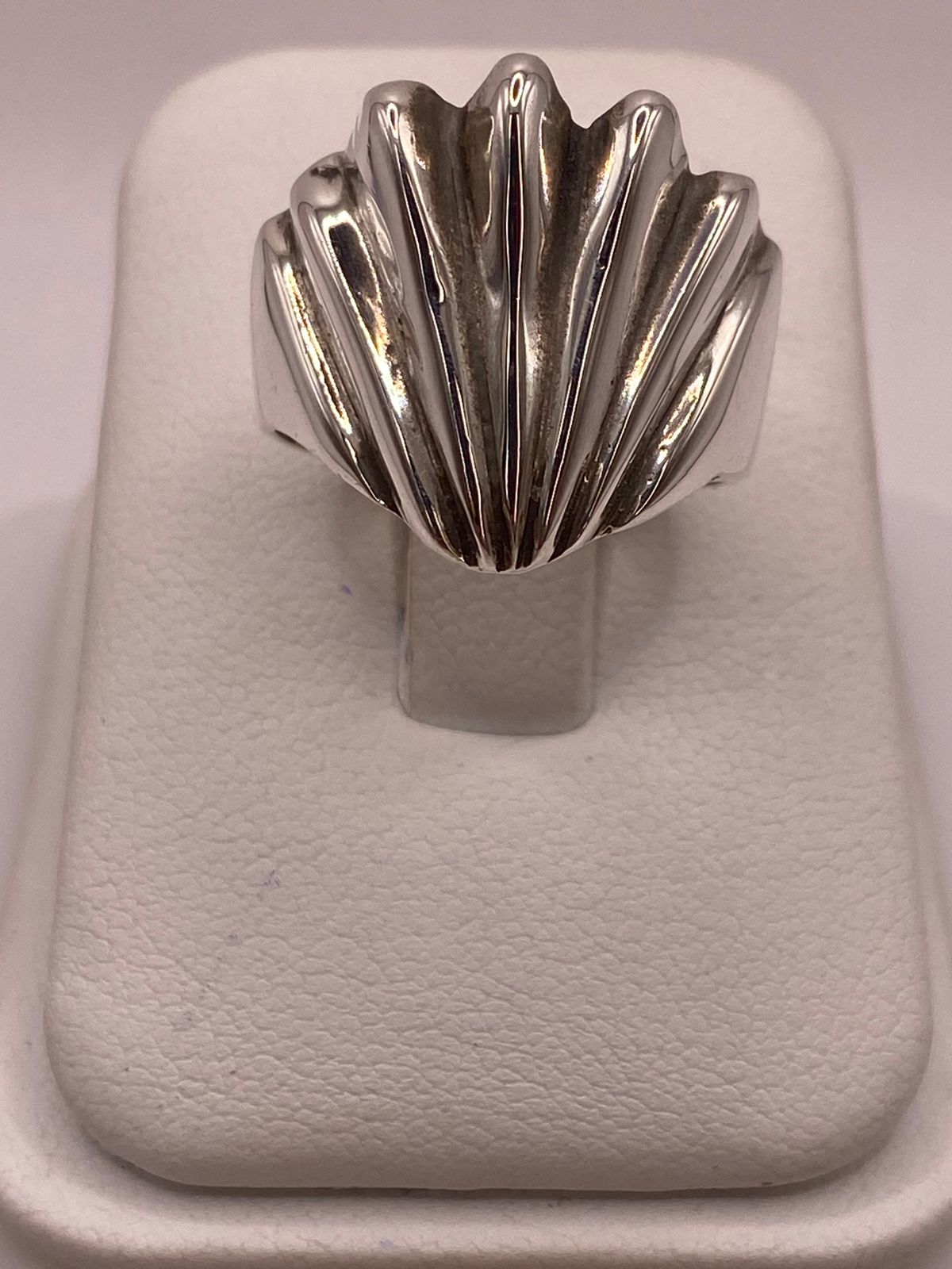 Anillo con Forma de Concha en Plata .925, vista frontal