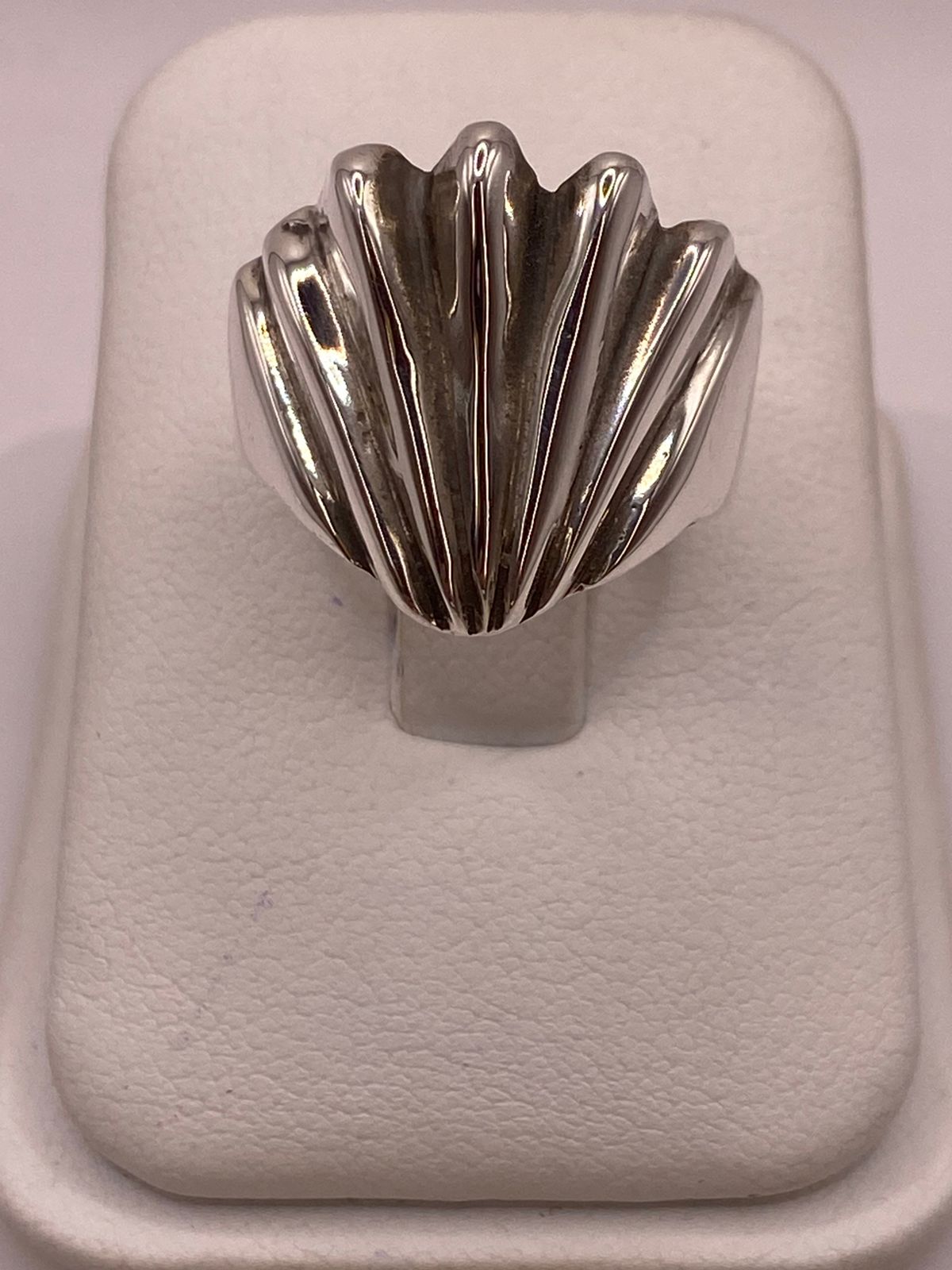 Anillo con Forma de Concha en Plata .925, vista lateral