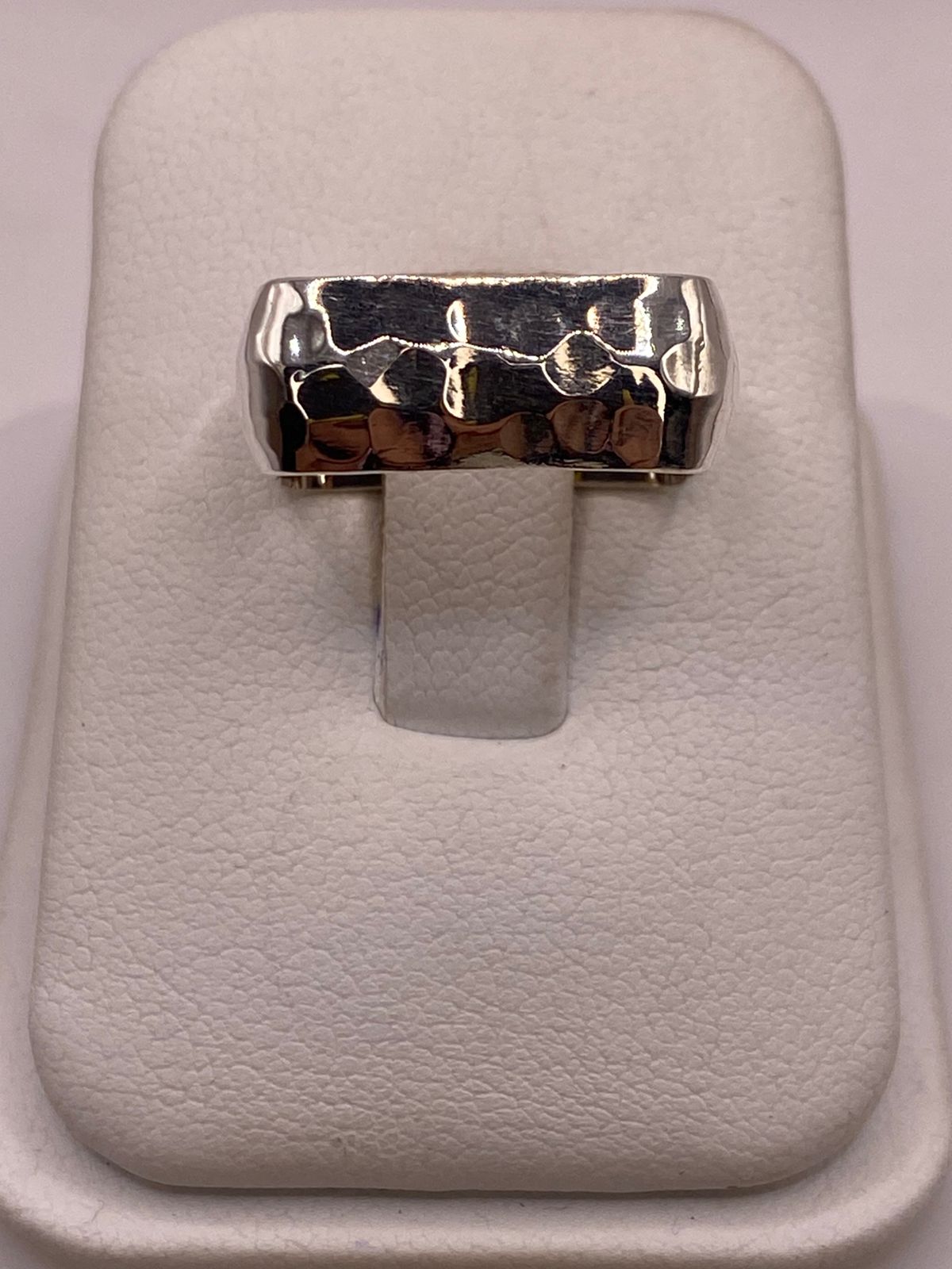 Anillo Forma Cuadrada Martillada en Plata .925 — ángulo diagonal